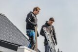 Plaatsing zonnepanelen op dak van kantine op zaterdag 2 oktober 2021 (5/23)